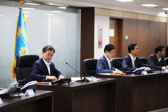 문재인 대통령이 29일 오전 1시 북한이 28일 밤 동해상으로 탄도미사일로 추정되는 발사체를 기습 발사한 것과 관련해 긴급 국가안전보장회의(NSC) 전체회의를 소집해 발언하고 있다.