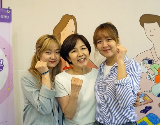 인터뷰 후 이성미 씨와 딸들이 응원 포즈를 취해주었다