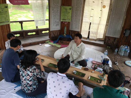 관광객을 대상으로 다례 체험도 제공했다