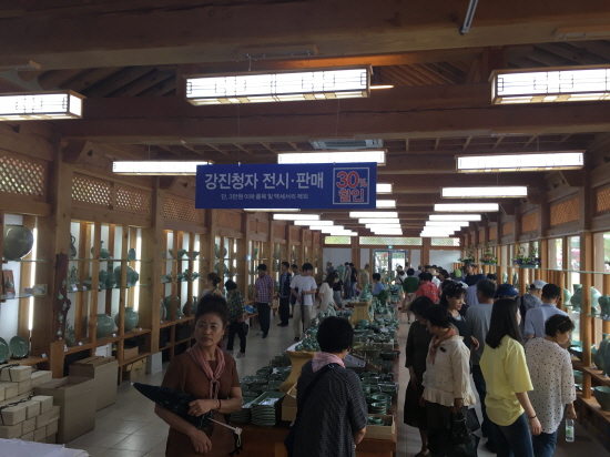 강진청자전시판매장, 축제기간 할인행사로 관광객들이 붐볐다