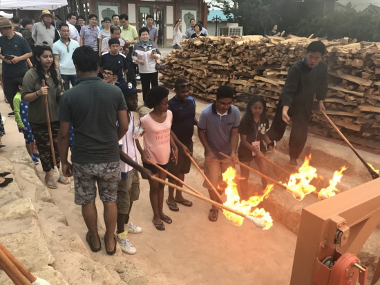 외국인 관광객들이 강진청자축제에서 화목가마 불 지피기 체험을 하고 있다
