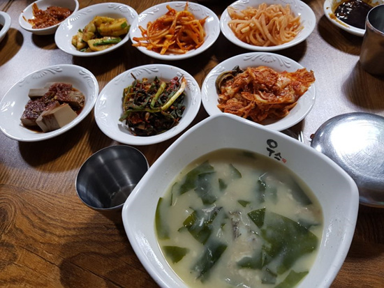 산지에서 자란 채소들로 만든 산뜻한 반찬과 달짝지근한 어죽수제비.