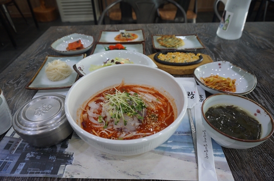 강릉에서 우연히 만난 물회는 필자에게 평생 잊을 수 없는 맛을 선사했다.