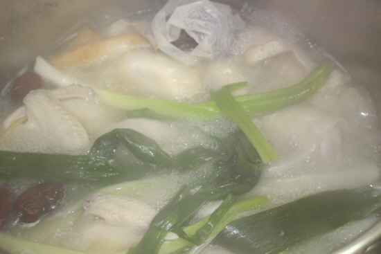 이렇게 하얀 국물이 우러나면, 맛있게 먹으면 됩니다.