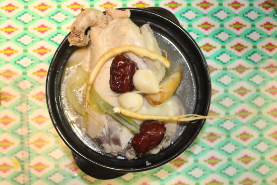 뚝배기에 맛있는 삼계탕을 담아냈습니다.