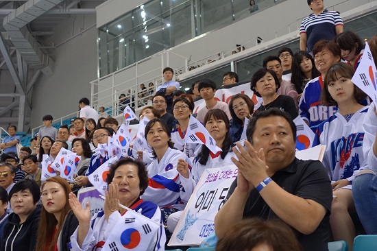 관중들이 태극기를 들고 한국팀을 응원하고 있다. 