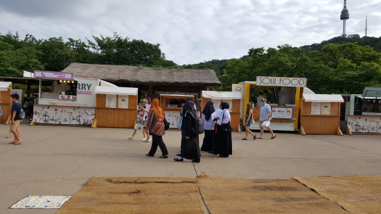 남산골 한옥마을을 방문한 외국인 관광객