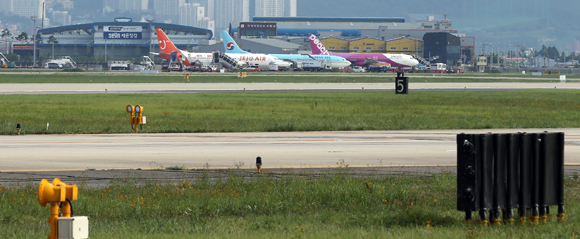 2016년 6월 김해국제공항 활주로와 계류장 모습. (사진=저작권자(c) 연합뉴스, 무단 전재-재배포 금지)