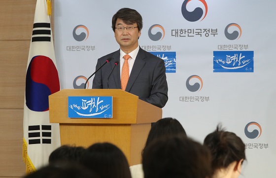 김지형 신고리 5·6호기 공론화위원회 위원장이 3일 오후 서울 세종로 정부서울청사에서 3차 회의 결과 브리핑을 하고 있다.(사진=저작권자 (c) 연합뉴스. 무단전재-재배포금지)