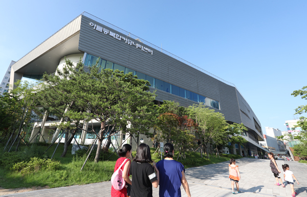 주민센터부터 도서관, 어린이집, 문화·체육시설까지 갖춘 복합커뮤니티센터. 무엇보다 수영장이 인기다.