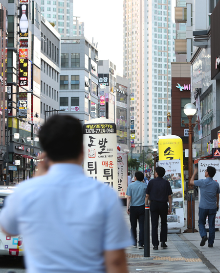 도담동 먹자골목. 밤이 되면 도담동의 불빛이 휘황찬란해진다