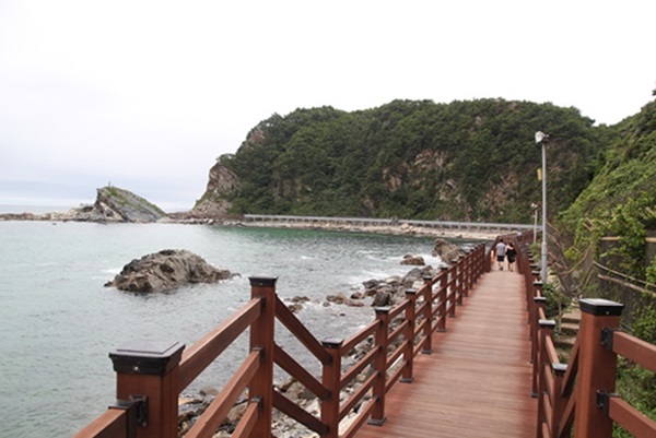 정동심곡 바다부채길 해안 산책로.