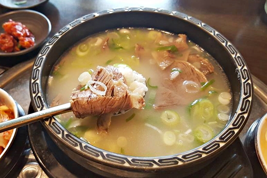 일제의 한반도 소 사육 정책과 관련이 있기도 한, 일제 강점기의 인기 서민음식 설렁탕.