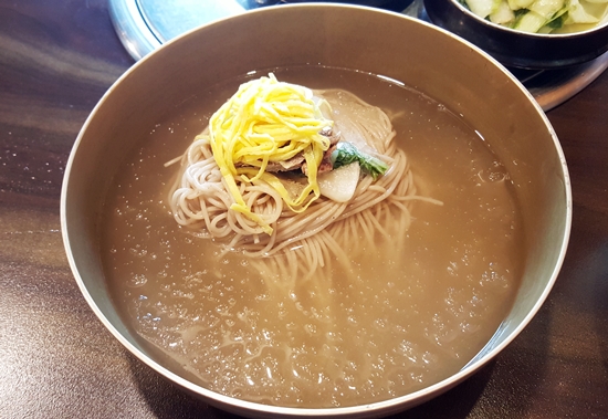 맑고 시원한 육수와 담백한 메밀면 맛이 특징인 평양냉면.