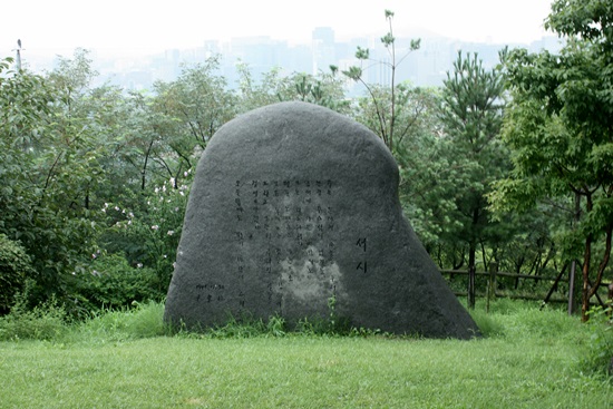 윤동주문학관 옆 ‘시인의 언덕’에서는 윤동주의 ‘서시’ 시비를 만나볼 수 있다. 죽는 날까지 하늘을 우러러 한 점 부끄럼이 없길 바랐던 시인의 마음이 전해진다. 