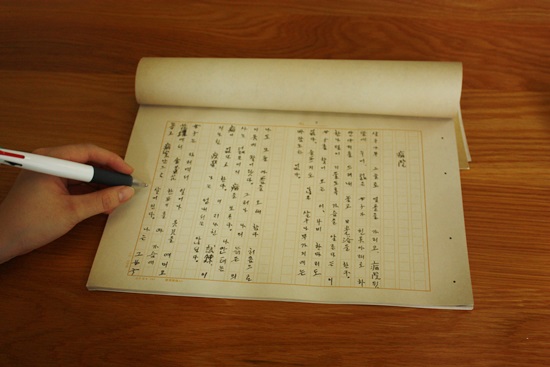시인 윤동주는 일본 유학 중 독립운동과 한글창작 혐의로 체포됐고, 조사 과정에서 이를 부인하지 않아 옥중에서 28세의 나이로 생을 마감했다. 자신의 시처럼 짧지만 한 점 부끄럼 없는 삶을 살다 끝내 별이 되었다. 