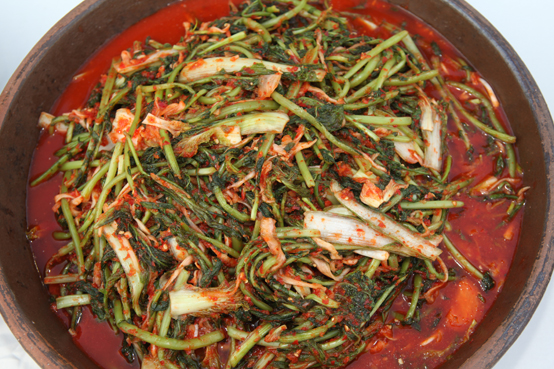 농촌진흥청은 땀을 많이 흘려 자칫 건강을 해칠 수 있는 여름철에 글루코나스투틴 등 몸에 좋은 성분이 많이 들어있는 열무와 무를 이용한 음식섭취를 권했다. 사진은 열무겉절이. <저작권자(c) 연합뉴스, 무단 전재-재배포 금지>