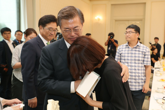 문재인 대통령이 8일 오후 청와대 인왕실에서 열린 가습기 살균제 피해자 간담회에서 가족 대표를 만나 따뜻하게 위로하고 있다. 