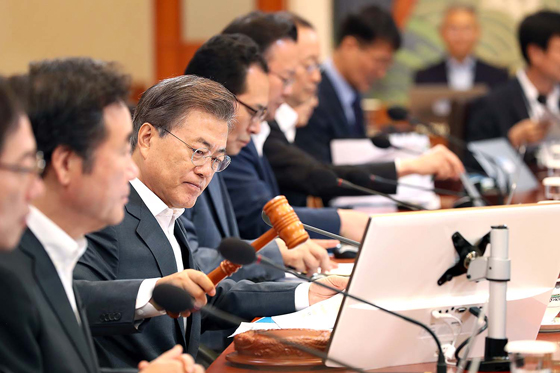 문재인 대통령이 8일 오전 청와대에서 열린 국무회의를 주재하고 있다. (사진=청와대)