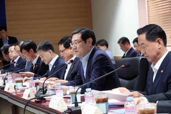 이용섭 일자리위원회 부위원장이 8일 오후 서울 세종로 정부서울청사에서 총 27명의 위원이 참석해 열린 일자리위원회 제2차 회의에서 발언하고 있다. <저작권자(c) 연합뉴스, 무단 전재-재배포 금지>