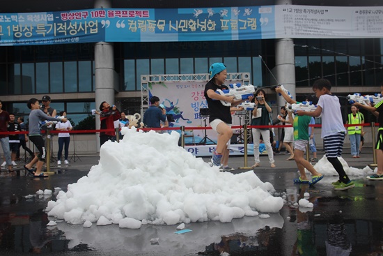 열대야 아수라장,얼음 슬러지 위에서 펼쳐진 물총싸움