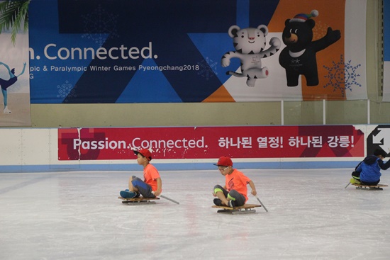 열대야 빙상 체험으로 썰매타기,컬링,대야컬링,팽이치기가 열려 한 여름을 잊게 만들었다.