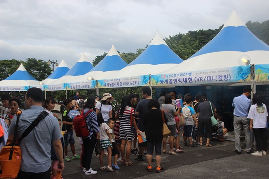 2018평창동계올림픽에 대한 관심과 열기가 느껴졌던 아이스하키,미니컬링,VR(가상현실)체험존