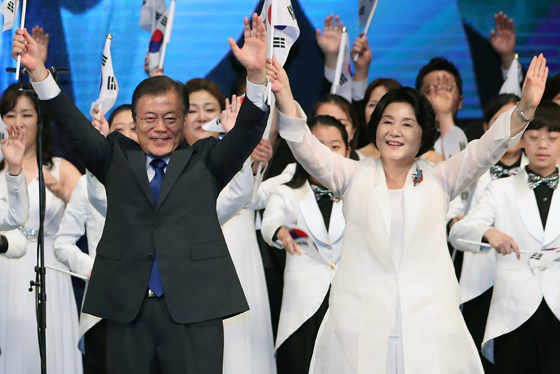 문재인 대통령과 부인 김정숙 여사가 15일 오전 세종문화회관에서 열린 제72주년 광복절 경축식에서 만세삼창을 하고 있다. (사진=저작권자(c) 연합뉴스, 무단 전재-재배포 금지)