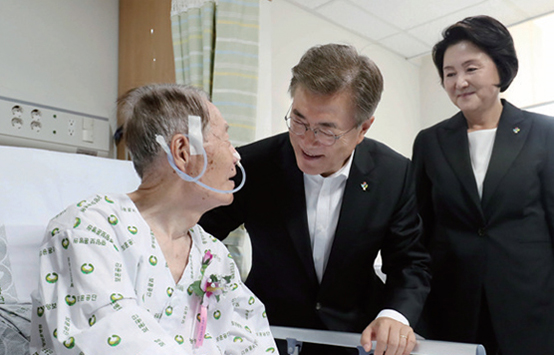 6월 6일 현충일 중앙보훈병원을 방문한 문 대통령 내외.(사진=청와대)
