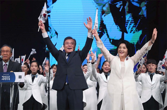 문재인 대통령과 김정숙 여사가 8월 15일 오전 서울 종로구 세종문화회관에서 열린 제72주년 광복절 경축식에서 만세삼창 하고 있다. 