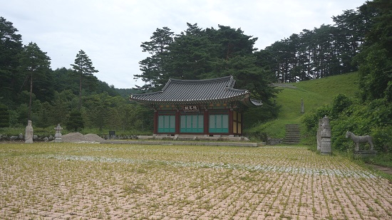명주군왕릉 능향전. 매년 음력 4월 20일에 명주군왕 능향대제가 열린다.