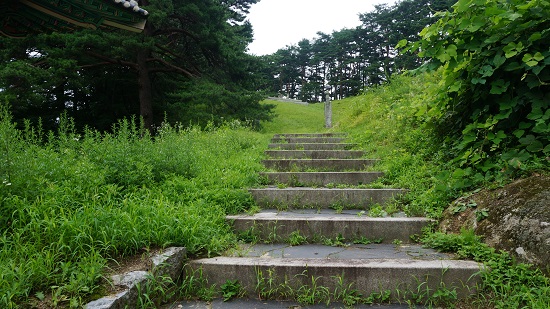 명주군왕릉에 오르는 돌계단
