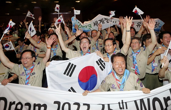 2023 세계 잼버리대회 개최지로 새만금이 확정되자 송하진 전북도지사(맨 위)와 황현 전북도의장(아래), 김종규 부안군수(좌), 이형규 전 전북도 정무부지사(우) 등이 환호하고 있습니다.(사진제공=전라북도청)