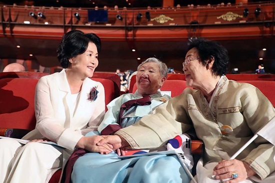 김정숙 여사와 위안부 할머니.(사진=청와대)