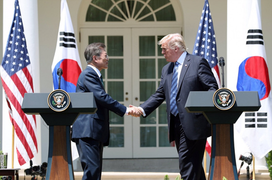 한미정상회담에서 트럼프 대통령과 악수하고 있는 문재인 대통령 (출처 : 청와대)