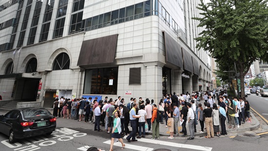 문재인 대통령 취임 100일인 17일 오전 서울 중구 광화문우체국에서 시민들이 문 대통령 취임 기념우표를 구입하기 위해 줄을 길게 서 있다.(출처=뉴스1)