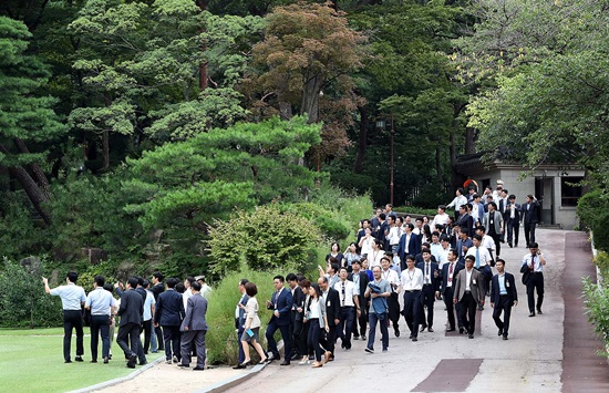 지난 17일 오후 문재인 대통령 취임 100일 맞아 진행된 청와대 오픈하우스에 참석한 청와대 출입기자단이 경내를 둘러보고 있다.(출처=뉴스1)