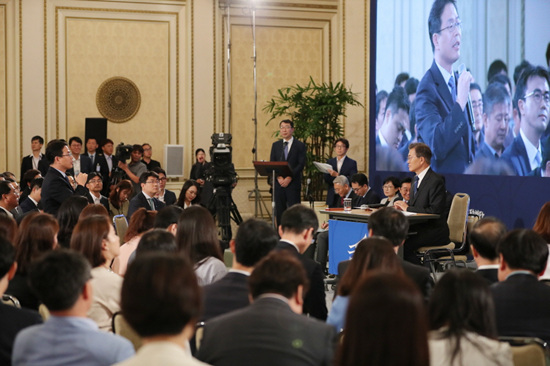 기자들과 눈을 맞춰 가며 소통하고 있는 문재인 대통령. 많은 기자들이 발언권을 얻기 위해 손을 들었다. 윤영찬 국민소통수석의 깔끔한 진행이 돋보였다. (출처 : 청와대)