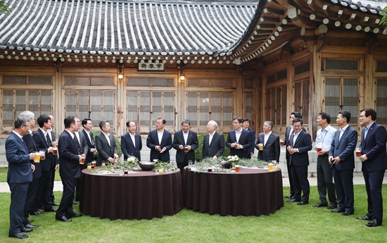 지난 7월 27일 열린 일자리 창출, 상생협력 기업인과의 대화 모습.(출처=청와대)