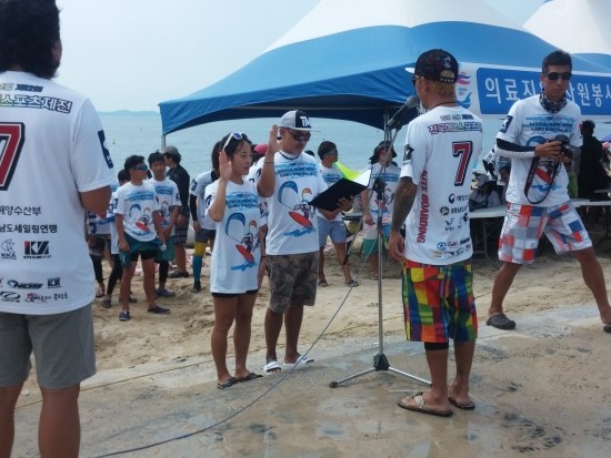 이경헌 조하영 카이트 보딩 남여 선수 대표의 선서.
