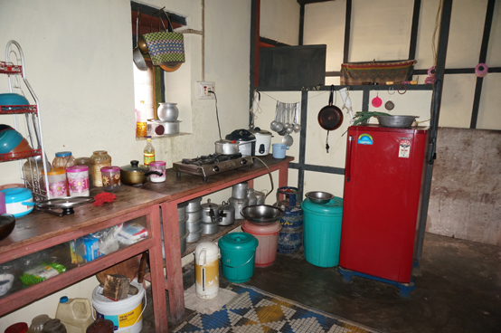 농가의 주방. 아래는 부탄식 카레.