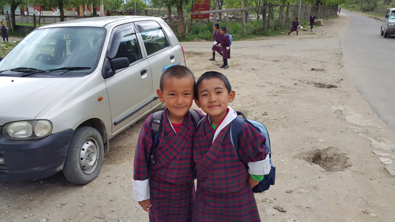 부탄의 까까머리 초등학생들. 해맑다.