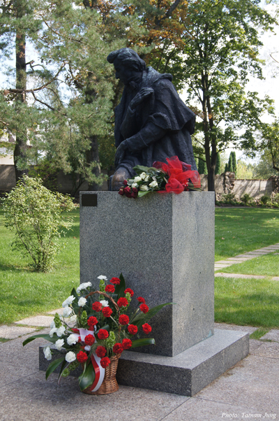 뒤뜰에 세워진 쇼팽 기념상. 폴란드를 상징하는 빨간색과 흰색의 꽃으로 장식되어 있다.