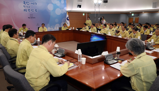 문재인 대통령이 23일 오후 서울 도렴동 외교부 청사에서 열린 취임 후 첫 