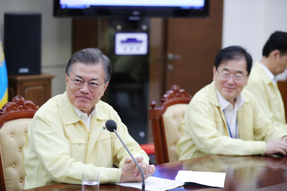 문재인 대통령이 24일 오전 청와대 여민관에서 열린 수석보좌관회의를 주재하고 있다. (사진=청와대)