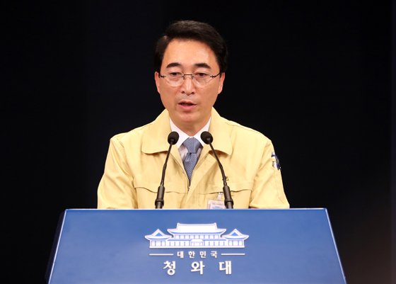 브리핑하는 박수현 청와대 대변인. (사진=저작권자(c) 연합뉴스, 무단 전재-재배포 금지)