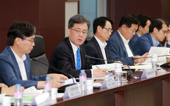 김현종 통상교섭본부장이 24일 오전 서울 종로구 한국무역보험공사 대회의실에서 열린