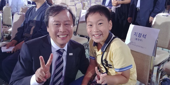 도종환 문화체육관광부 장관과 아이의 다정한 모습