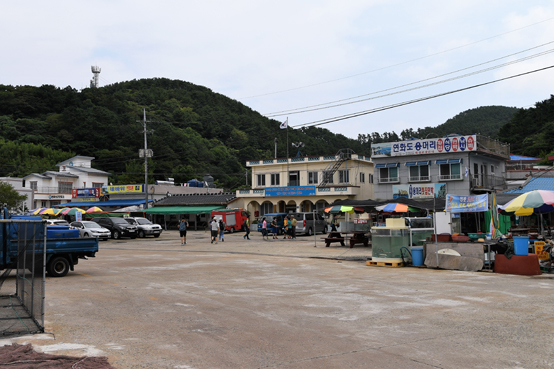연화마을 입구 몇몇 횟집에서 고등어회나 자리물회 등을 맛볼 수 있다. 