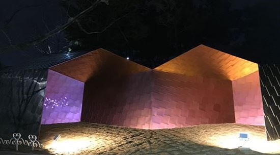 집 안에서 우리는 서로를 사랑하고 서로를 마주보고 서루를 부둥켜안는다.